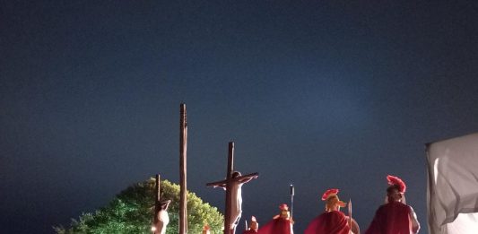 Tradicional encenação da Paixão de Cristo no Morro da Antena emocionou o público em Bento Gonçalves