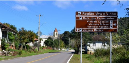 Municípios da Região Uva e Vinho estão recebendo a nova sinalização turística