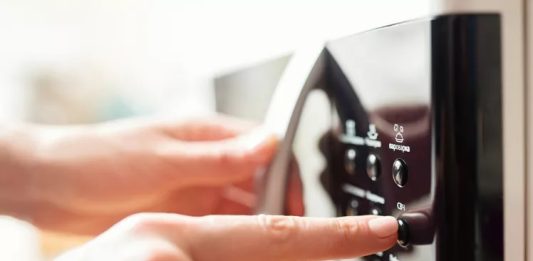 Nutricionista revela 4 alimentos que nunca devem ser requentados