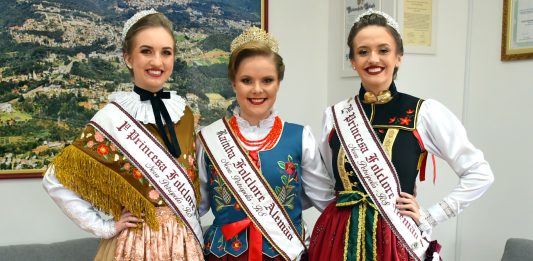 Soberanas do Folclore Alemão apresentam os novos trajes