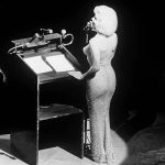 Imagem: Em 1962, a atriz Marylin Monroe entoa o famoso parabéns a você para o presidente norte-americano John Kennedy, durante a festa de comemoração dos 45 anos do político.