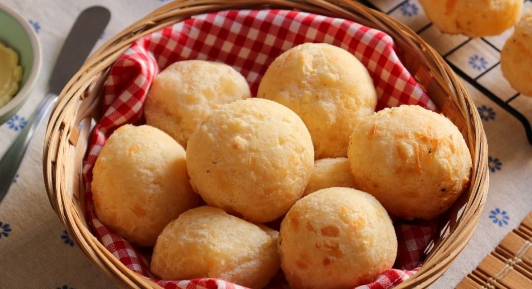 Dia Nacional do Pão de Queijo: Brasil celebra o sabor irresistível de um dos seus símbolos da culinária