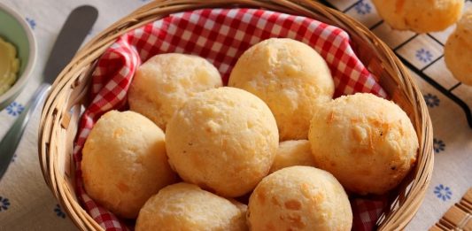 Dia Nacional do Pão de Queijo: Brasil celebra o sabor irresistível de um dos seus símbolos da culinária