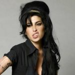 Pais de Amy Whinehouse divulgam trechos do diário da cantora