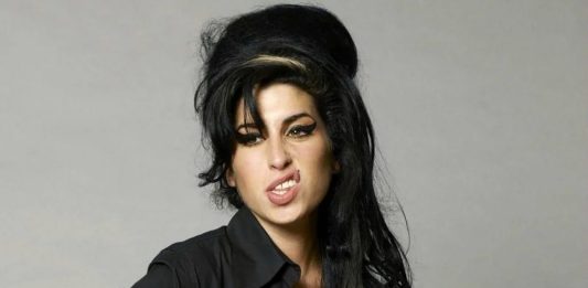 Pais de Amy Whinehouse divulgam trechos do diário da cantora
