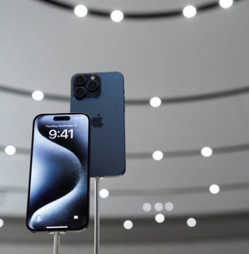 Imagem: O novo iPhone 15 Pro, que recebeu melhorias no acabamento e no poder de processamento/Lauren Elliott/Reuters