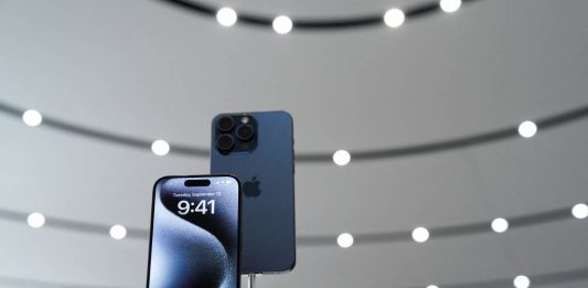 Imagem: O novo iPhone 15 Pro, que recebeu melhorias no acabamento e no poder de processamento/Lauren Elliott/Reuters