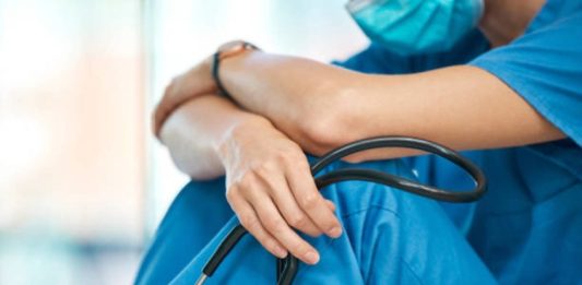 Dois a cada 3 médicos do Brasil têm ou tiveram burnout, diz pesquisa