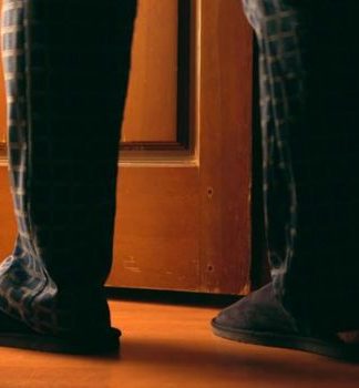 Muitas idas ao banheiro no meio da noite: saiba o que é 'noctúria'