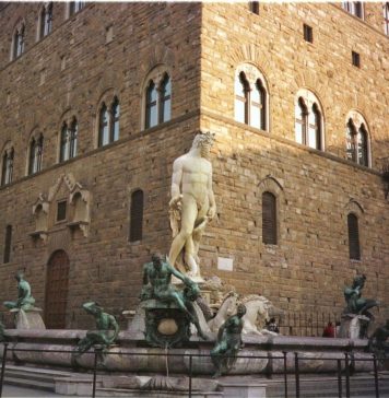 Turista escala estátua de 470 anos para tirar selfie na Itália e causa prejuízo