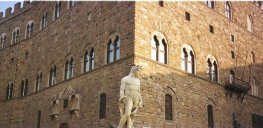 Turista escala estátua de 470 anos para tirar selfie na Itália e causa prejuízo