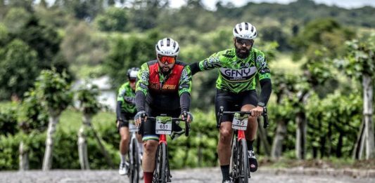 Imagem: Ciclista Lucas Fernandes Dorneles durante o GFNY Bento 2022/Crédito Sportograf