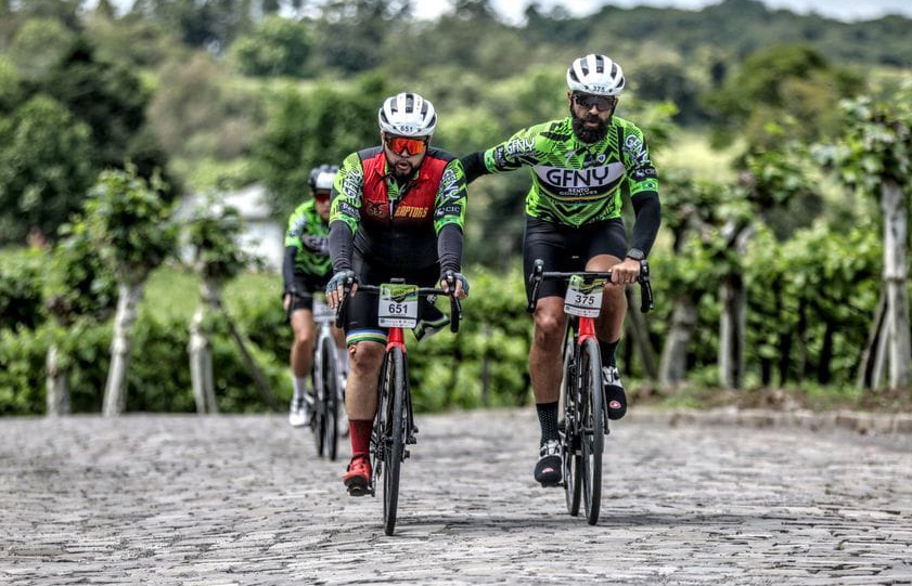 Imagem: Ciclista Lucas Fernandes Dorneles durante o GFNY Bento 2022/Crédito Sportograf