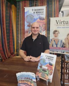 Gustavo Tamagno Martins autografa sua terceira obra na Feira do Livro de Caxias do Sul