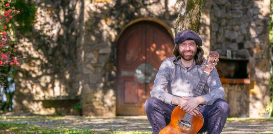 Diogo Borba lança 'As Melhores Canções da Música Gaúcha' na Feira do Livro de Caxias do Sul