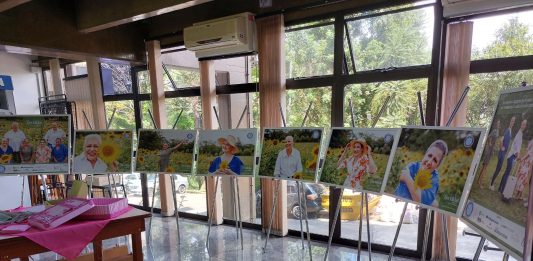 Imagem: Exposição fotográfica do Outubro Rosa realizada em 2022 pela Aapecan Caxias/Arquivo da Aapecan Caxias