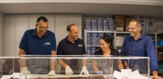 Imagem: Amir Ganor (esquerda), Eitan Klein (centro-esquerda), Oriya Amichay (centro-direita) e Amir Ganor (direita). / Yoli Schwartz/Israel Antiquities Authority.