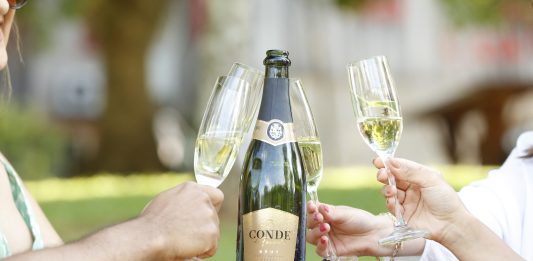 Imagem: Há 45 anos no mercado, espumante Conde de Foucauld Bruto Branco conquistou a medalha de Ouro na terra do Champagne, no concurso Citadelles du Vin (França)/Crédito Eduardo Benini/Divulgação