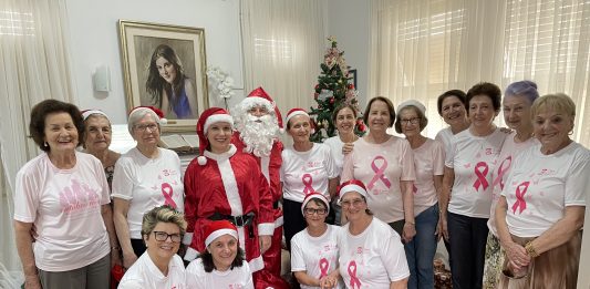 Imagem: Grupo de voluntárias da Liga de Combate ao Câncer de Bento Gonçalves durante ação de Natal/Crédito Alessandro Manzoni,/Exata Comunicação