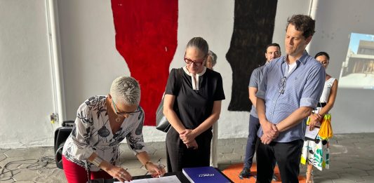 Imagem: Secretária Beatriz Araujo assinou a ordem de serviço para a realização das obras