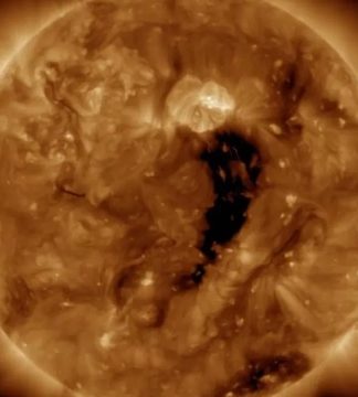 Enorme buraco do tamanho de 60 Terras surge no Sol causando impactos no nosso planeta