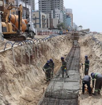 Contra ondas fortes e avanço do mar, praias ganham muro e barreira de pedra