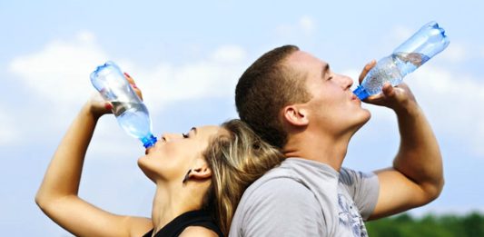 Dicas para manter a hidratação e a saúde em dia durante o verão