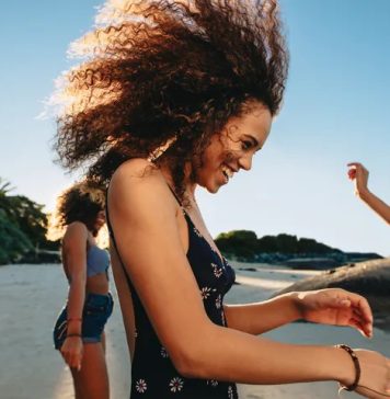Como proteger os cabelos crespos e cacheados dos danos causados pela água do mar e piscina