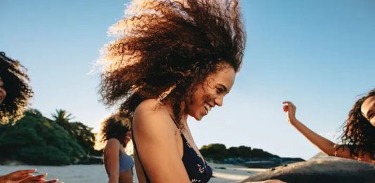 Como proteger os cabelos crespos e cacheados dos danos causados pela água do mar e piscina