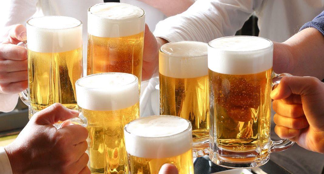 Beber todo dia ou tomar um porre por semana? Estudo revela o que é pior para a saúde