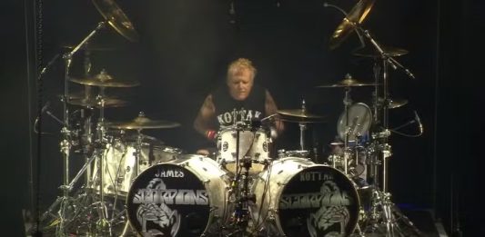 James Kottak, ex-baterista dos Scorpions, morre aos 61 anos