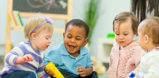 Começando na creche: como tornar o processo de adaptação tranquilo para pais filhos?