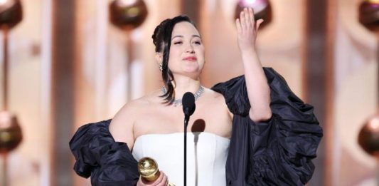 Imagem: Lily Gladstone, com Globo de Ouro de melhor atriz de drama por sua atuação em Assassinos da Lua das Flores