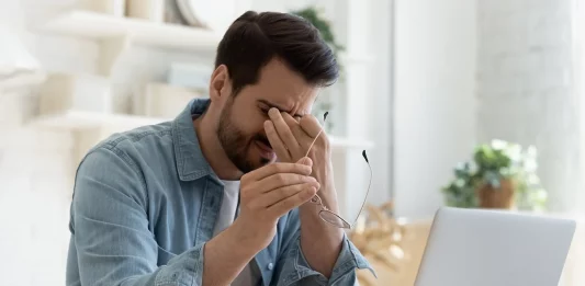 Você coça os olhos com frequência? Saiba por que não deve fazer