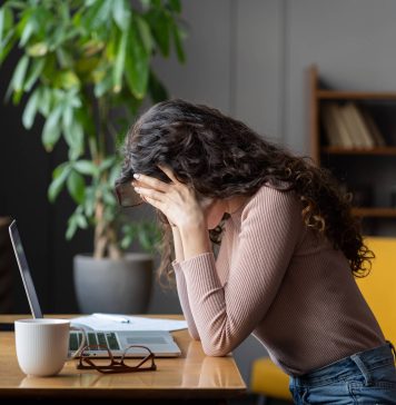 Entenda por que mulheres sentem mais dor de cabeça do que homens