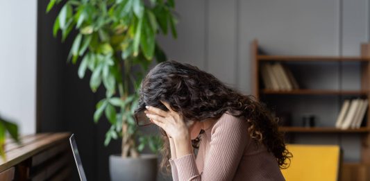 Entenda por que mulheres sentem mais dor de cabeça do que homens