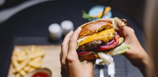 Produtos químicos plásticos são encontrados em alimentos do McDonald’s e Burger King nos EUA