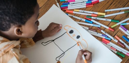 App gratuito com IA dá vida a desenhos de crianças