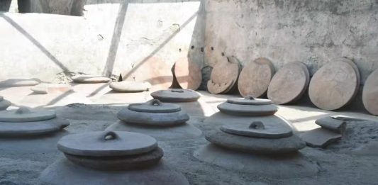 Imagem: Antigos vasos romanos usados na fabricação do vinho/Foto: Pompeii - Parco Archeologico/Reprodução/Facebook