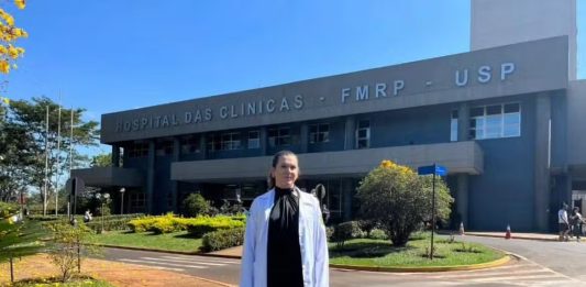 Mulher trans formada médica pela USP quebra paradigmas após bullying e depressão