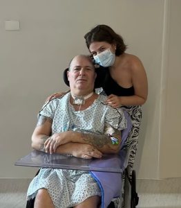 Baixista do Ultraje a Rigor, baleado em assalto, tem alta após 4 meses de internação