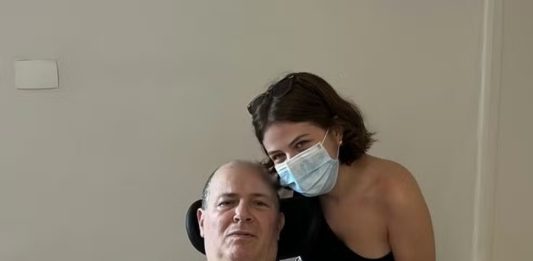 Baixista do Ultraje a Rigor, baleado em assalto, tem alta após 4 meses de internação
