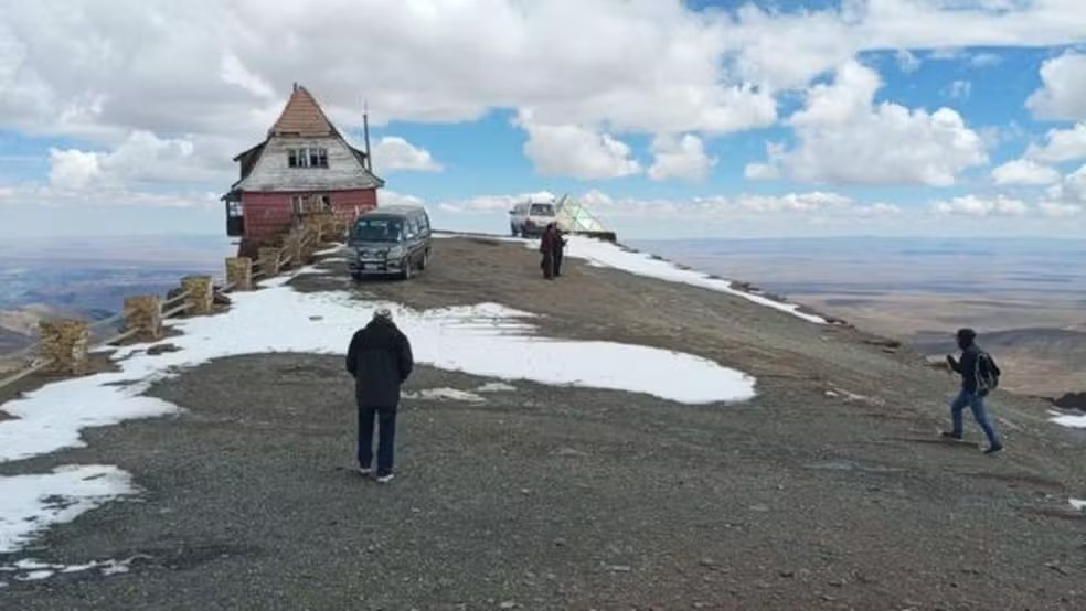 Conheça a estação de esqui mais alta do mundo que está abandonada devido aquecimento global