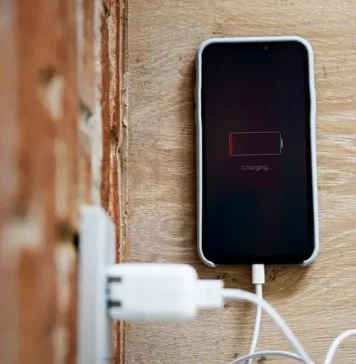 Conectar o carregador na tomada ou no celular primeiro?