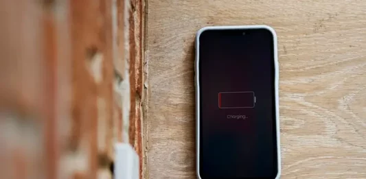 Conectar o carregador na tomada ou no celular primeiro?