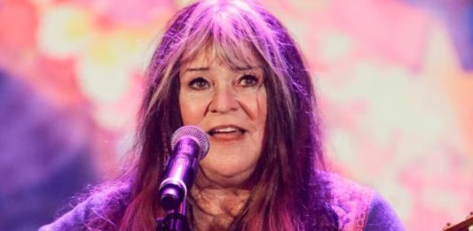 Morre Melanie Safka, aos 76 anos, símbolo de Woodstock