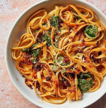 Fettuccine alfredo com espinafre e chile crocante. Refeição estilizada por Hadas Smirnoff - The New York Times
