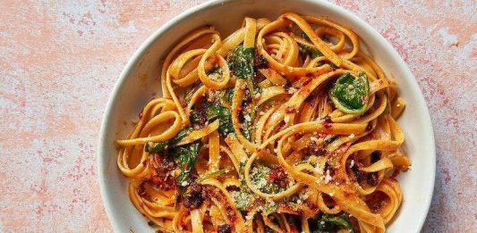 Fettuccine alfredo com espinafre e chile crocante. Refeição estilizada por Hadas Smirnoff - The New York Times