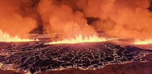 Imagens impressionantes: vulcão adormecido há 800 anos entra em erupção na Islândia
