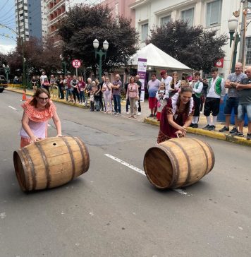 Bento em Vindima encerra na Via del Vino com jogos coloniais e pisa da uva